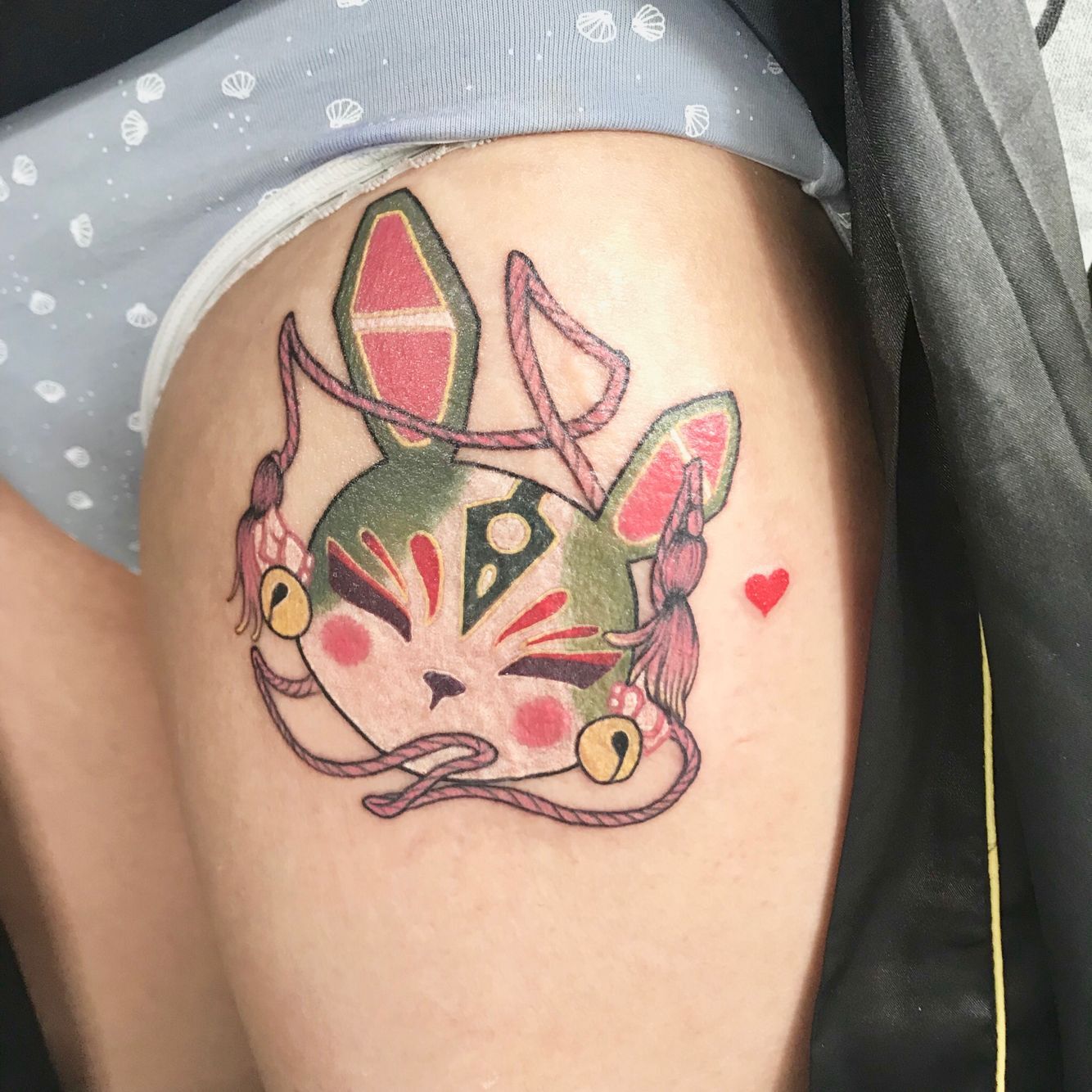 大腿外侧彩色猫纹身图案重庆升子刺青作品