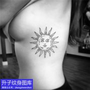 <b>美女胸侧太阳纹身图案</b>