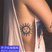 <b>侧腰太阳纹身图片</b>