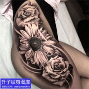 <b>大腿外侧欧美写实向日葵和玫瑰花纹身</b>
