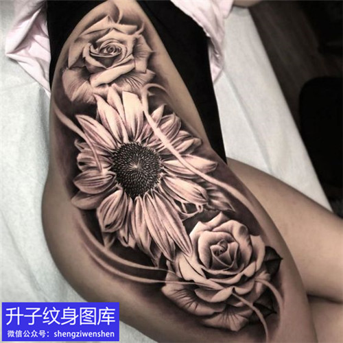 大腿外侧欧美写实向日葵和玫瑰花纹身