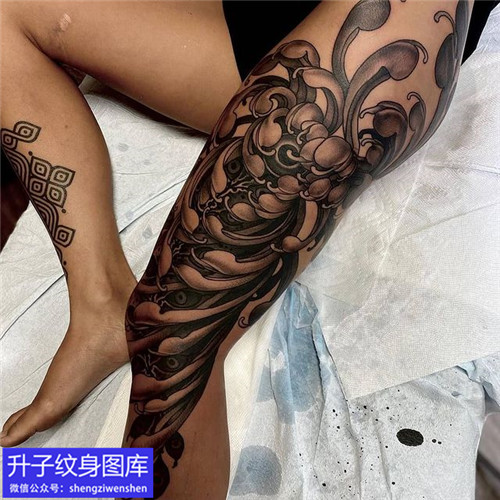 大腿菊花纹身图案