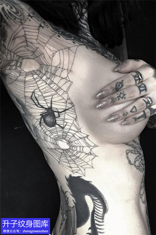 美女侧腰暗黑蜘蛛网纹身图案