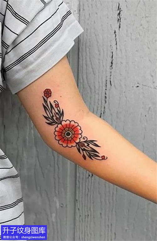 手臂内侧彩色old school植物花卉纹身图案