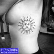 <b>性感的侧腰太阳纹身图案</b>