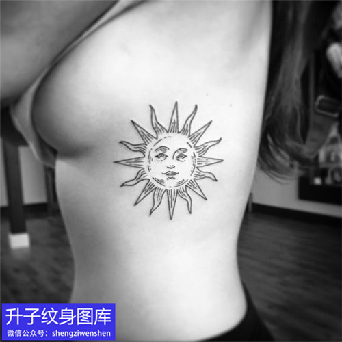 性感的侧腰太阳纹身图案