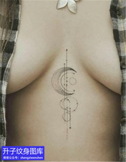 胸部中间几何月亮纹身图案