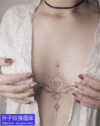 <b>胸部性感花卉纹身图案</b>