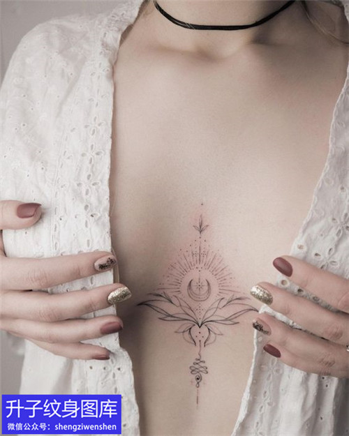 胸部性感花卉纹身图案