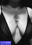 <b>胸部性感的梵花纹身图案</b>