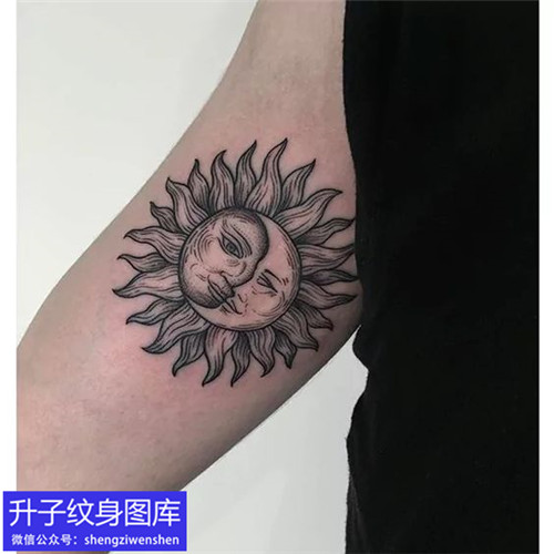 大臂内侧太阳月亮纹身图案