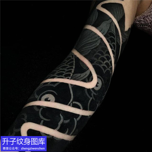 传统鲤鱼花臂纹身图案