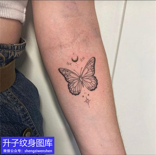 手臂蝴蝶纹身图案