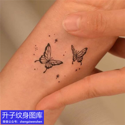 手腕两只小蝴蝶纹身图案