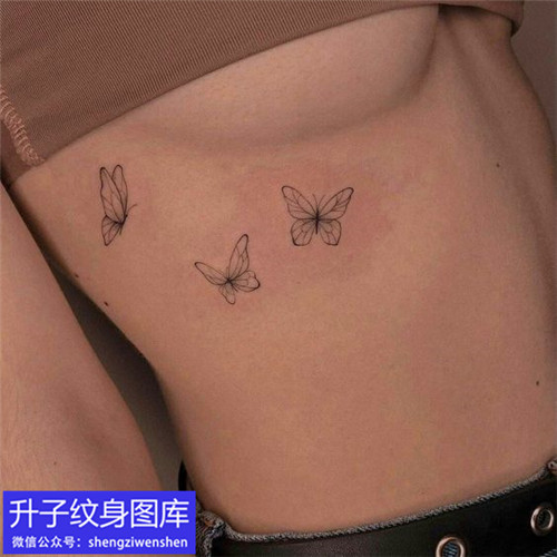 美女胸侧蝴蝶纹身图案