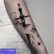 <b>手臂暗黑手和宝剑纹身图案</b>