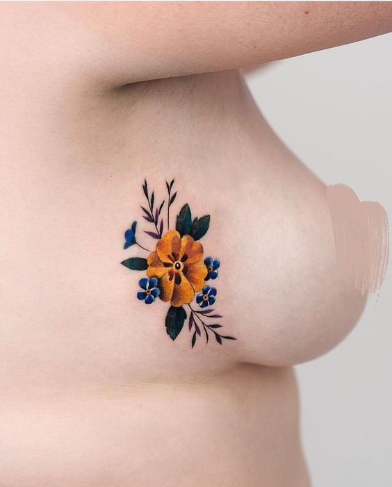 胸侧花卉纹身