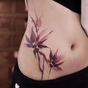 侧腰彩色泼墨植物花卉纹身