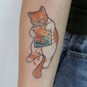 <b>手臂内侧彩色老传统猫咪纹身</b>