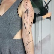 女生手臂个性艺术花卉纹身