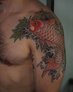 大臂外侧传统鲤鱼纹身