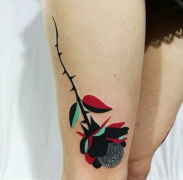 小姐姐腿部玫瑰花纹身图案