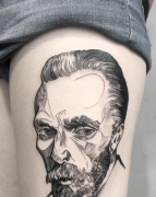 大腿外侧黑灰人物肖像纹身